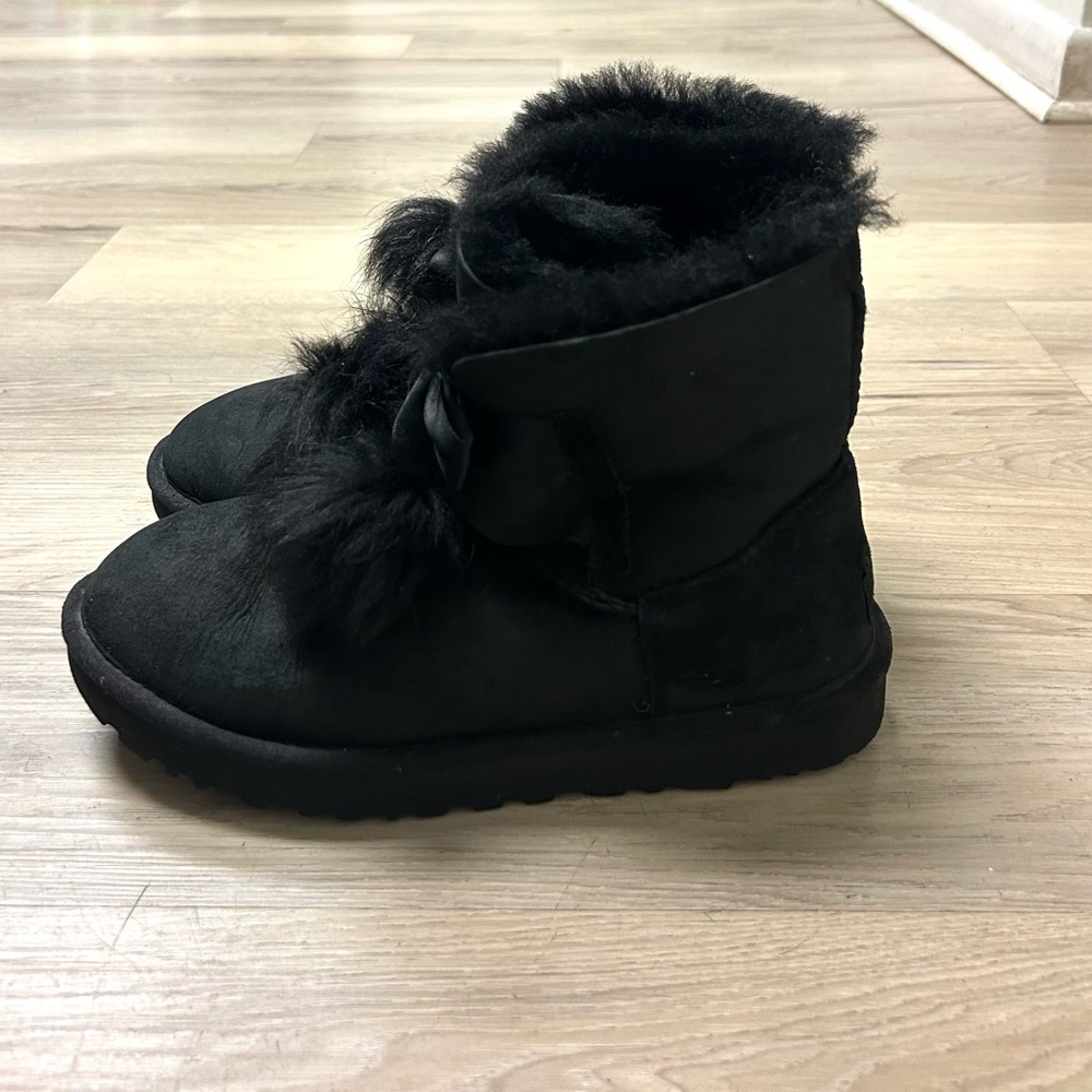 UGG Boots Gita Black Suede Pom Pom Bow Women Sz 7 Sheepskin Comfort Cozy Ankle - Picture 4 of 13